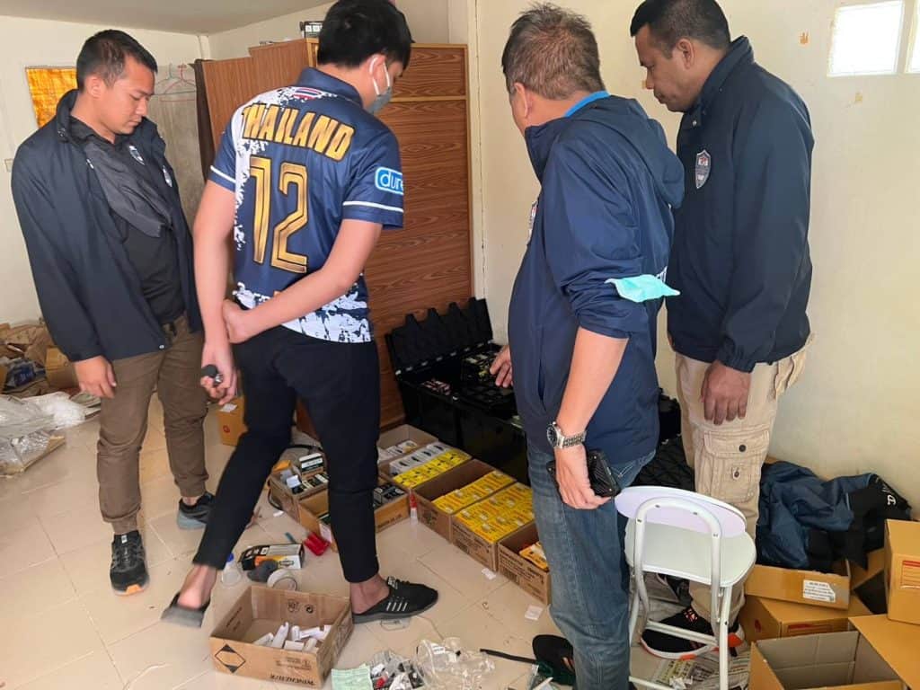 ค้น 3 จุด “เชียงใหม่ ชลบุรี และสุรินทร์”ทลายคลังขายปืนออนไลน์มูลค่ากว่า 50 ล้านบาท ค้น 3 จุด “เชียงใหม่ ชลบุรี และสุรินทร์”ทลายคลังขายปืนออนไลน์มูลค่ากว่า 50 ล้านบาท