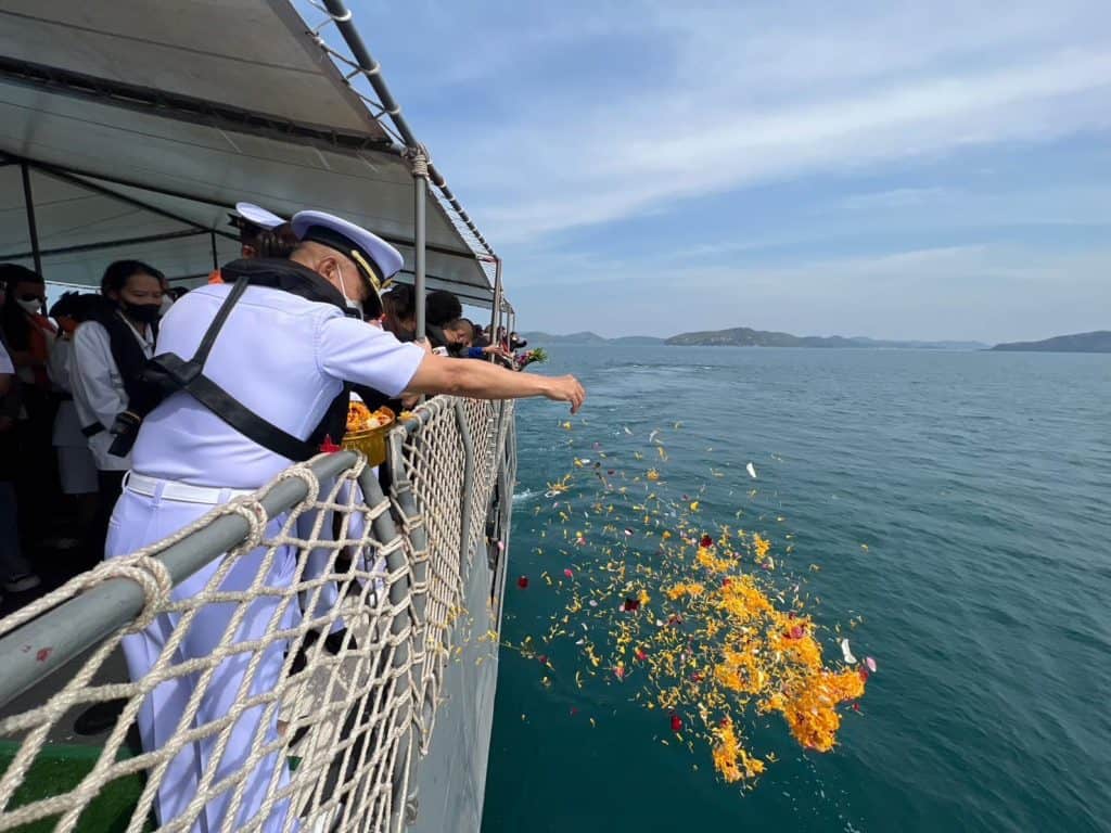 กองทัพเรือจัดพิธีลอยอังคารผู้เสียชีวิตจากเหตุการณ์เรือหลวงสุโขทัยอับปาง กองทัพเรือจัดพิธีลอยอังคารผู้เสียชีวิตจากเหตุการณ์เรือหลวงสุโขทัยอับปาง