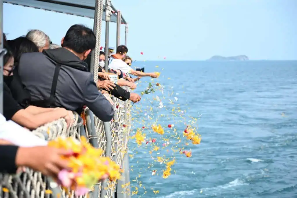 กองทัพเรือจัดพิธีลอยอังคารผู้เสียชีวิตจากเหตุการณ์เรือหลวงสุโขทัยอับปาง