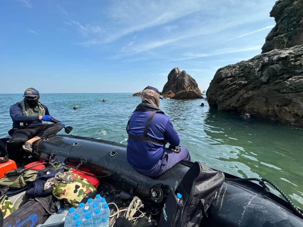 กองทัพเรือเสริมกำลังพล เดินหน้าค้นหาผู้สูญหายอีก 5 นาย เหตุเรือหลวงสุโขทัยอับปาง กองทัพเรือเสริมกำลังพล เดินหน้าค้นหาผู้สูญหายอีก 5 นาย เหตุเรือหลวงสุโขทัยอับปาง