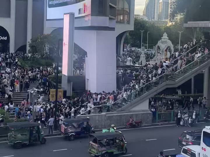 ระทึกวันหยุด! ไฟไหม้ห้างเซ็นทรัลเวิลด์ คนวิ่งหนีตายอลหม่าน ระทึกวันหยุด! ไฟไหม้ห้างเซ็นทรัลเวิลด์ คนวิ่งหนีตายอลหม่าน