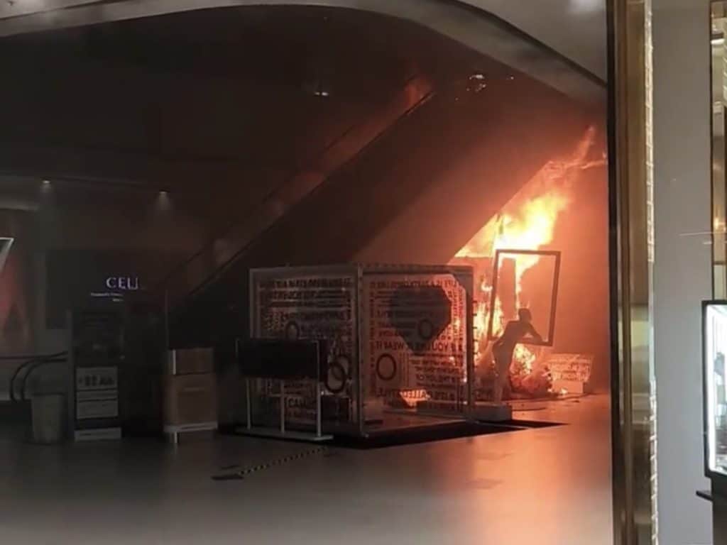 ระทึกวันหยุด! ไฟไหม้ห้างเซ็นทรัลเวิลด์ คนวิ่งหนีตายอลหม่าน ระทึกวันหยุด! ไฟไหม้ห้างเซ็นทรัลเวิลด์ คนวิ่งหนีตายอลหม่าน