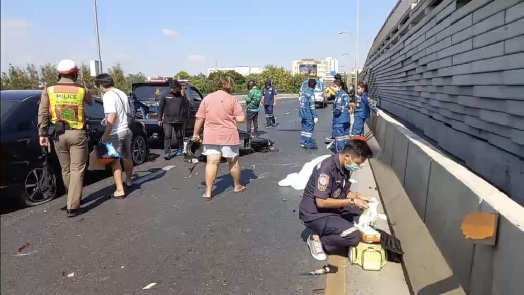 หนุ่มใหญ่ ซิ่ง จยย.ฝ่ารถติดชนรวด 5 คันก่อนเสียหลักชนราวสะพานดับ หนุ่มใหญ่ ซิ่ง จยย.ฝ่ารถติดชนรวด 5 คันก่อนเสียหลักชนราวสะพานดับ