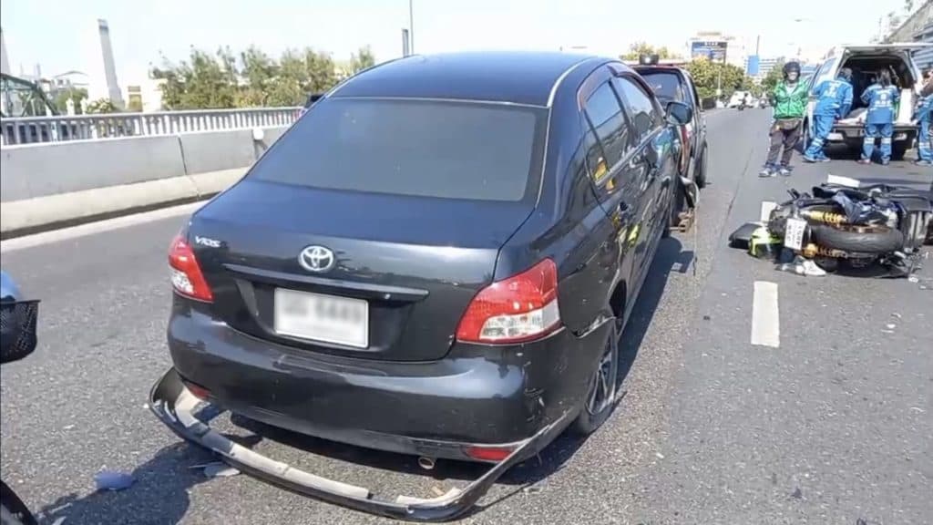 หนุ่มใหญ่ ซิ่ง จยย.ฝ่ารถติดชนรวด 5 คันก่อนเสียหลักชนราวสะพานดับ หนุ่มใหญ่ ซิ่ง จยย.ฝ่ารถติดชนรวด 5 คันก่อนเสียหลักชนราวสะพานดับ