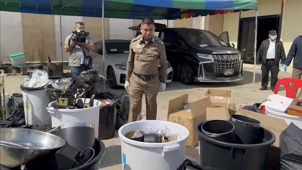 ตร.เปิดรถของกลาง "ผับจินหลิน" 11 คัน พบรถตู้หลาน“ตู้ห่าว”โรลส์รอยซ์หรู 50 ล้าน ตร.เปิดรถของกลาง "ผับจินหลิน" 11 คัน พบรถตู้หลาน“ตู้ห่าว”โรลส์รอยซ์หรู 50 ล้าน