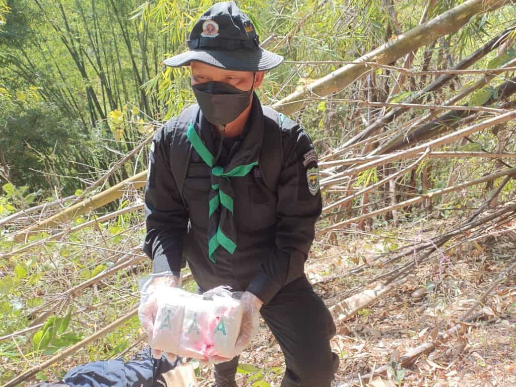 ผาเมืองปะทะคาราวานยาเสพติด ดับ 2 ยึดยาบ้ากว่า 2 แสนเม็ด ผาเมืองปะทะคาราวานยาเสพติด ดับ 2 ยึดยาบ้ากว่า 2 แสนเม็ด