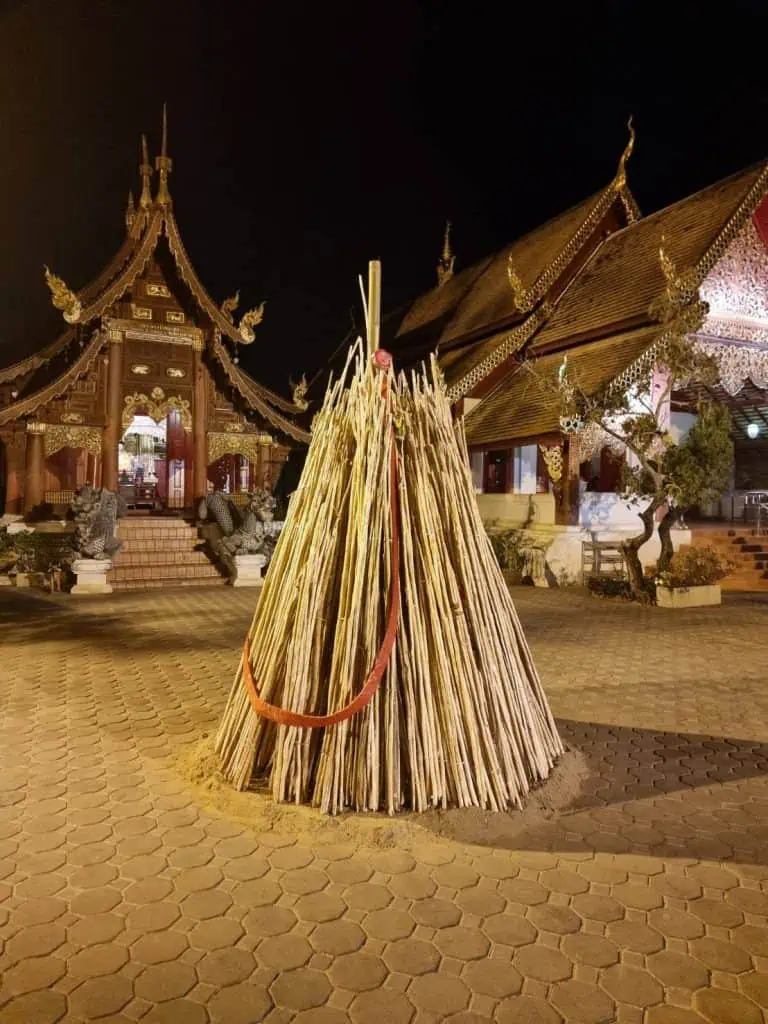 ชาวล้านนาถวาย "หลัวหิงพระเจ้า" สืบสานประเพณีเดือน 4 เป็ง