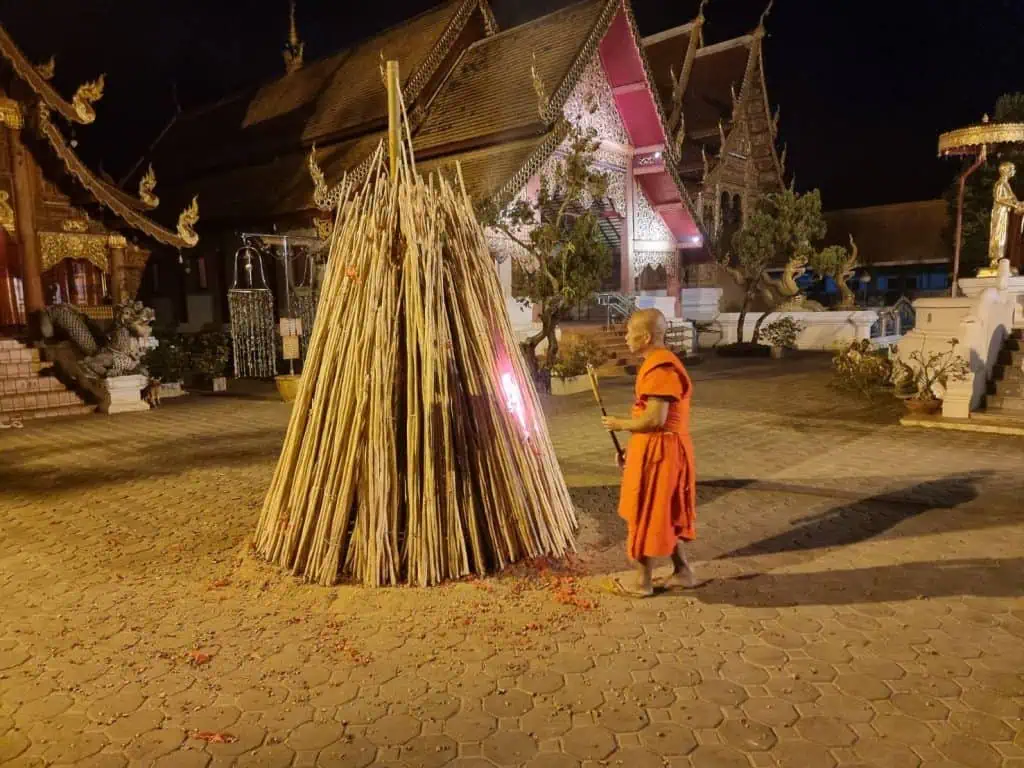 ชาวล้านนาถวาย "หลัวหิงพระเจ้า" สืบสานประเพณีเดือน 4 เป็ง