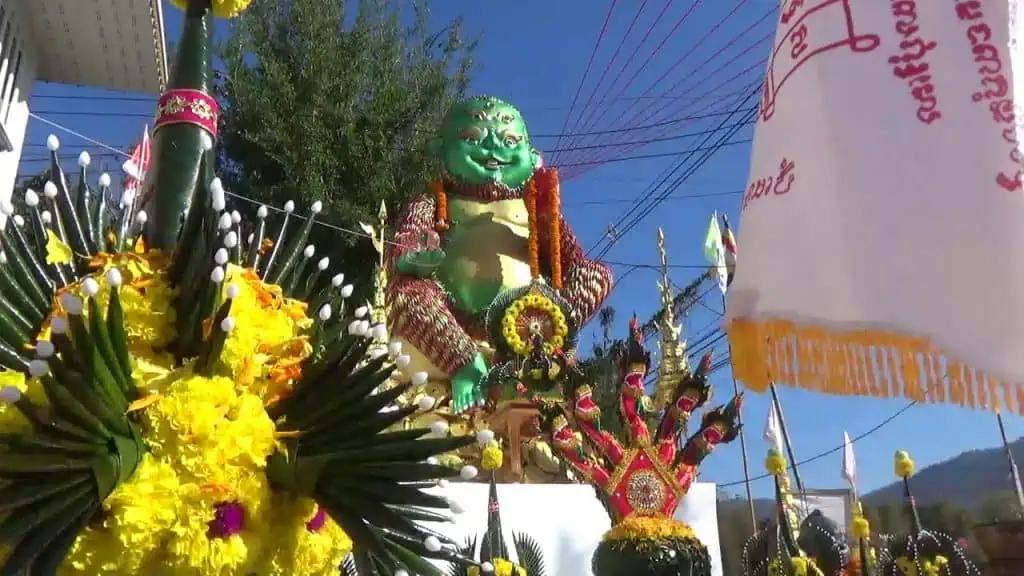 สายมูชาวจีน แห่ขอพร "พญาสี่หูห้าตา" เทพเจ้าโชคลาภแห่งล้านนา