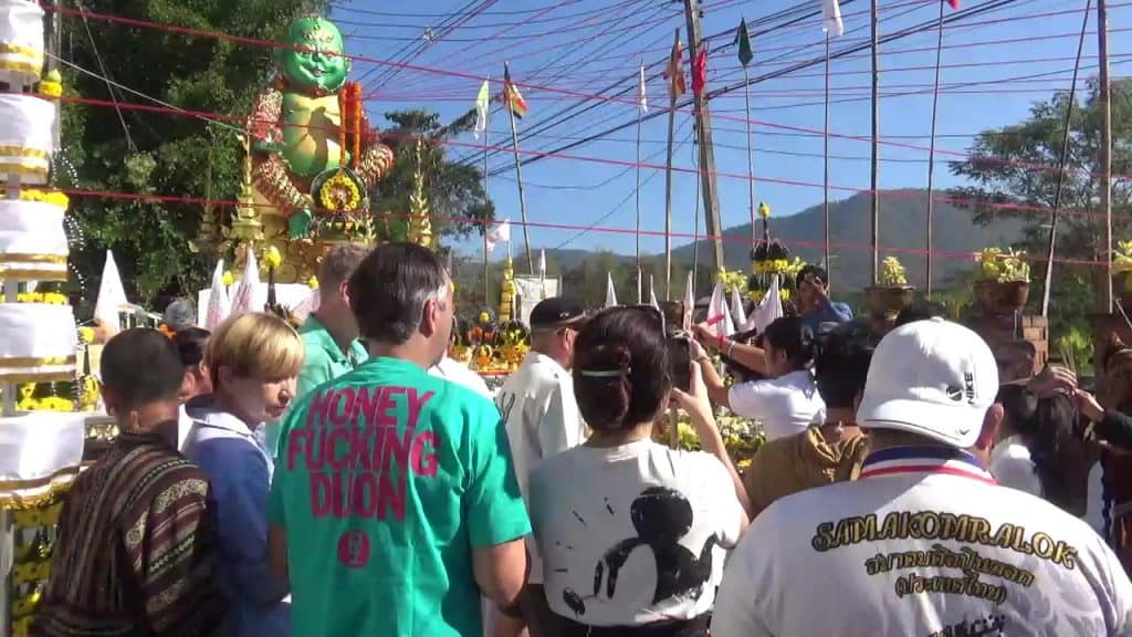 สายมูชาวจีน แห่ขอพร "พญาสี่หูห้าตา" เทพเจ้าโชคลาภแห่งล้านนา สายมูชาวจีน แห่ขอพร "พญาสี่หูห้าตา" เทพเจ้าโชคลาภแห่งล้านนา