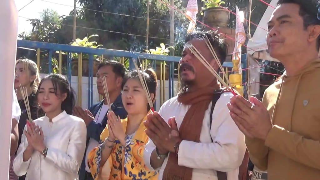 สายมูชาวจีน แห่ขอพร "พญาสี่หูห้าตา" เทพเจ้าโชคลาภแห่งล้านนา สายมูชาวจีน แห่ขอพร "พญาสี่หูห้าตา" เทพเจ้าโชคลาภแห่งล้านนา