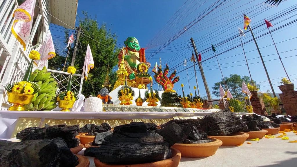 สายมูชาวจีน แห่ขอพร "พญาสี่หูห้าตา" เทพเจ้าโชคลาภแห่งล้านนา สายมูชาวจีน แห่ขอพร "พญาสี่หูห้าตา" เทพเจ้าโชคลาภแห่งล้านนา