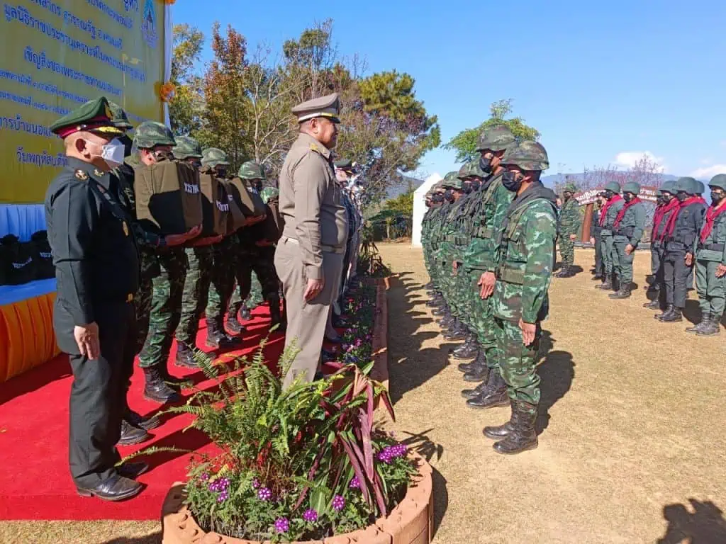 องคมนตรี เชิญสิ่งของพระราชทาน มอบกำลังพลตามแนวชายแดน