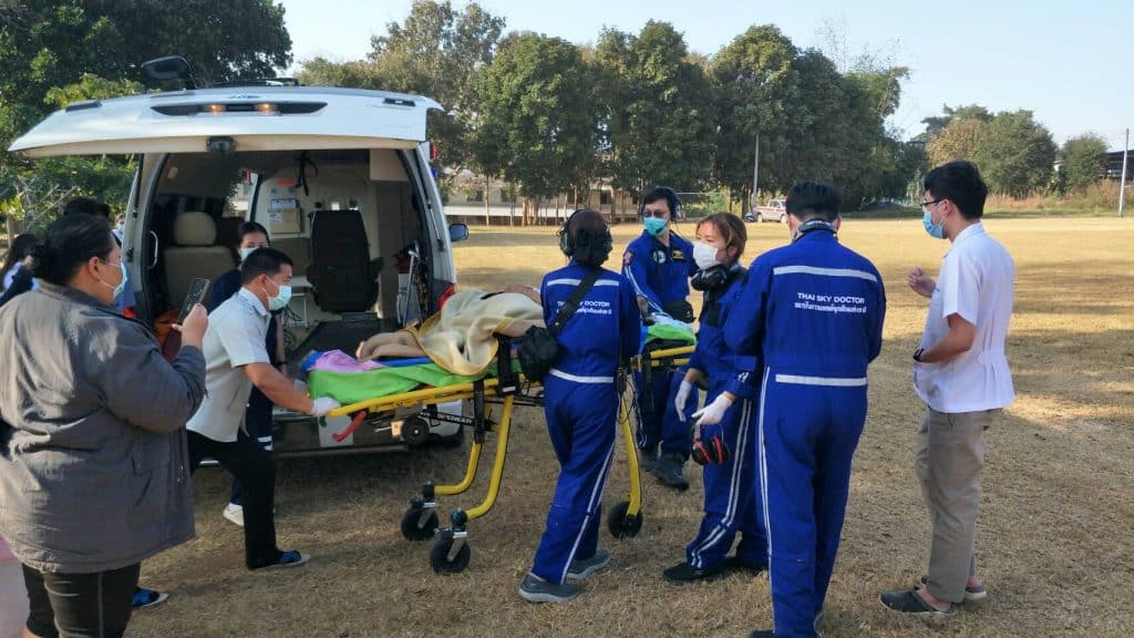 ผาเมือง ช่วยเหลือผู้ป่วยวิกฤตในพื้นที่ห่างไกล ผาเมือง ช่วยเหลือผู้ป่วยวิกฤตในพื้นที่ห่างไกล