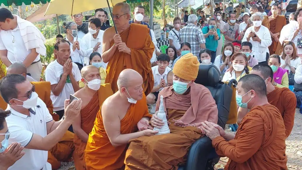 "ธัญญ่า" ควงสามี "เป๊ก สัณณ์ชัย" ร่วมวางศิลาฤกษ์สร้างเจดีย์ วัดพระธาตุดอยวิสุทธิญาณ