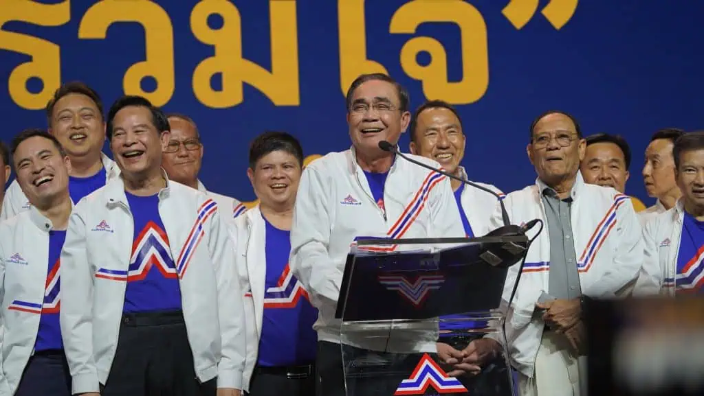 พรรครวมไทยสร้างชาติ เปิดตัว “พลเอกประยุทธ์” ยิ่งใหญ่ ลั่นไม่ได้อยากเป็นใหญ่ แต่ขอไปต่อ อ้างงานยังไม่จบ โชว์ศักยภาพนักการเมืองรุ่นใหญ่ -รุ่นใหม่ จับมือทำงานเพื่อบ้านเมือง