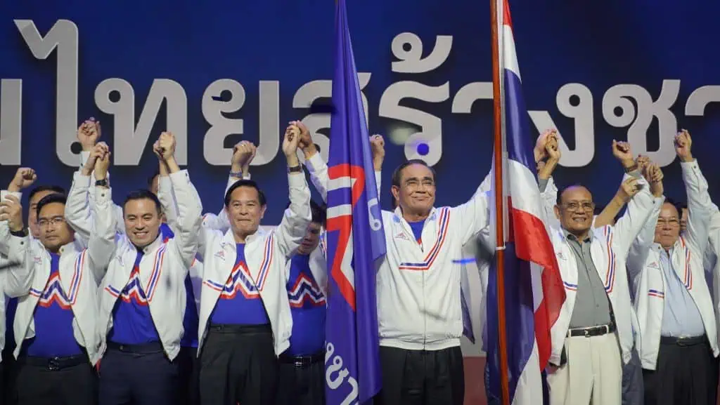 พรรครวมไทยสร้างชาติ เปิดตัว “พลเอกประยุทธ์” ยิ่งใหญ่ ลั่นไม่ได้อยากเป็นใหญ่ แต่ขอไปต่อ อ้างงานยังไม่จบ โชว์ศักยภาพนักการเมืองรุ่นใหญ่ -รุ่นใหม่ จับมือทำงานเพื่อบ้านเมือง