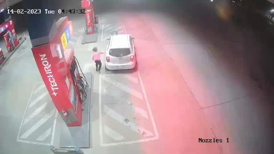 หนุ่มขับเก๋งเติมน้ำมันเต็มถัง ก่อนซิ่งหนี เชิดเงิน 1600 บาท หนุ่มขับเก๋งเติมน้ำมันเต็มถัง ก่อนซิ่งหนี เชิดเงิน 1600 บาท