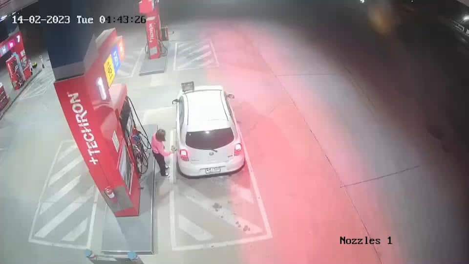 หนุ่มขับเก๋งเติมน้ำมันเต็มถัง ก่อนซิ่งหนี เชิดเงิน 1600 บาท หนุ่มขับเก๋งเติมน้ำมันเต็มถัง ก่อนซิ่งหนี เชิดเงิน 1600 บาท