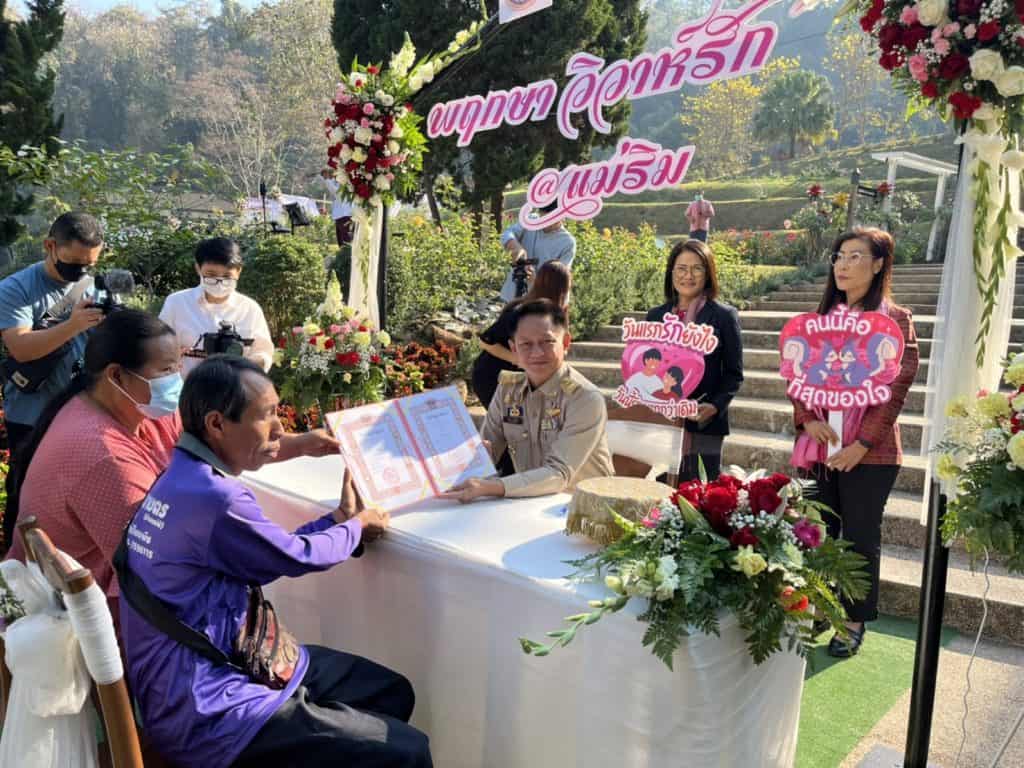 จดทะเบียนสมรสหวาน ท่ามกลางสวนกุหลาบโรแมนติก จดทะเบียนสมรสหวาน ท่ามกลางสวนกุหลาบโรแมนติก