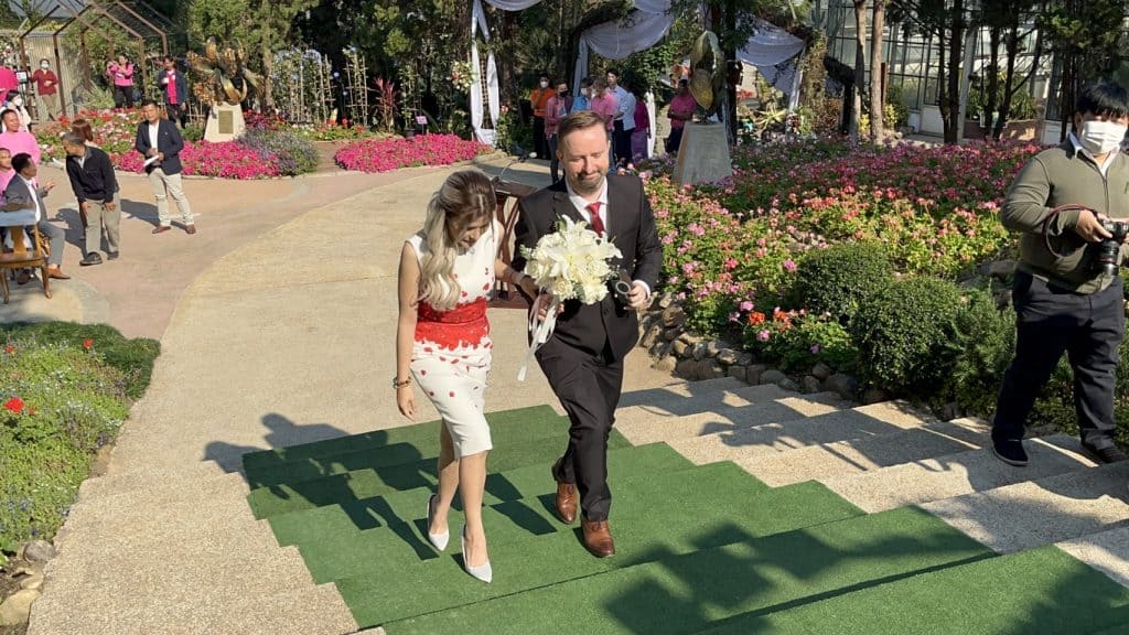 จดทะเบียนสมรสหวาน ท่ามกลางสวนกุหลาบโรแมนติก จดทะเบียนสมรสหวาน ท่ามกลางสวนกุหลาบโรแมนติก