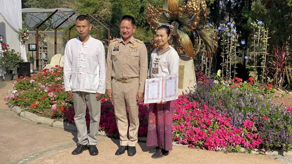 จดทะเบียนสมรสหวาน ท่ามกลางสวนกุหลาบโรแมนติก จดทะเบียนสมรสหวาน ท่ามกลางสวนกุหลาบโรแมนติก