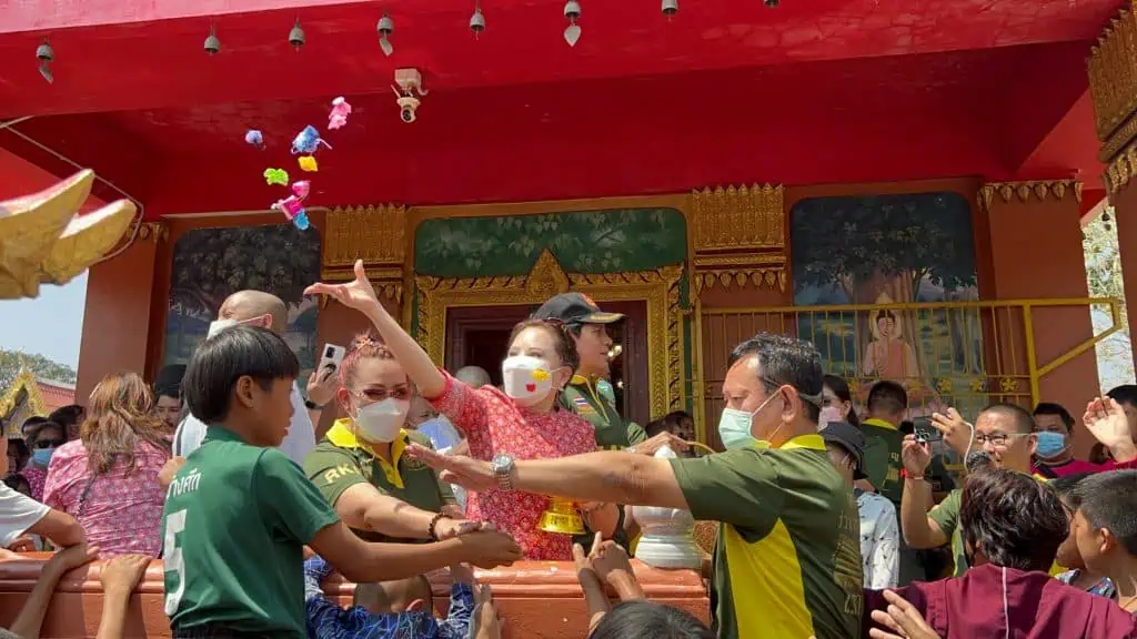 ประธานมูลนิธิร่วมกตัญญู วางศิลาฤกษ์สร้างอาคารเรียน จ.ลพบุรี