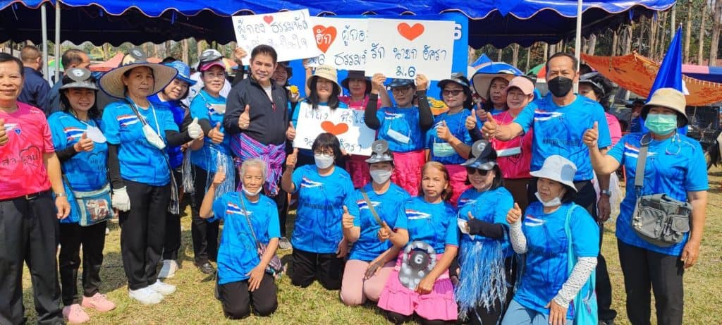 ร.อ.ธรรมนัส โชว์นั่งสามล้อถีบโบราณ ร่วมเชียร์ให้กำลังใจแข่งขันกีฬาองค์กรปกครองส่วนท้องถิ่นฯ พะเยา ชาวบ้านชูป้าย 'เรารักผู้กอง' คึกคัก ร.อ.ธรรมนัส โชว์นั่งสามล้อถีบโบราณ ร่วมเชียร์ให้กำลังใจแข่งขันกีฬาองค์กรปกครองส่วนท้องถิ่นฯ พะเยา ชาวบ้านชูป้าย 'เรารักผู้กอง' คึกคัก