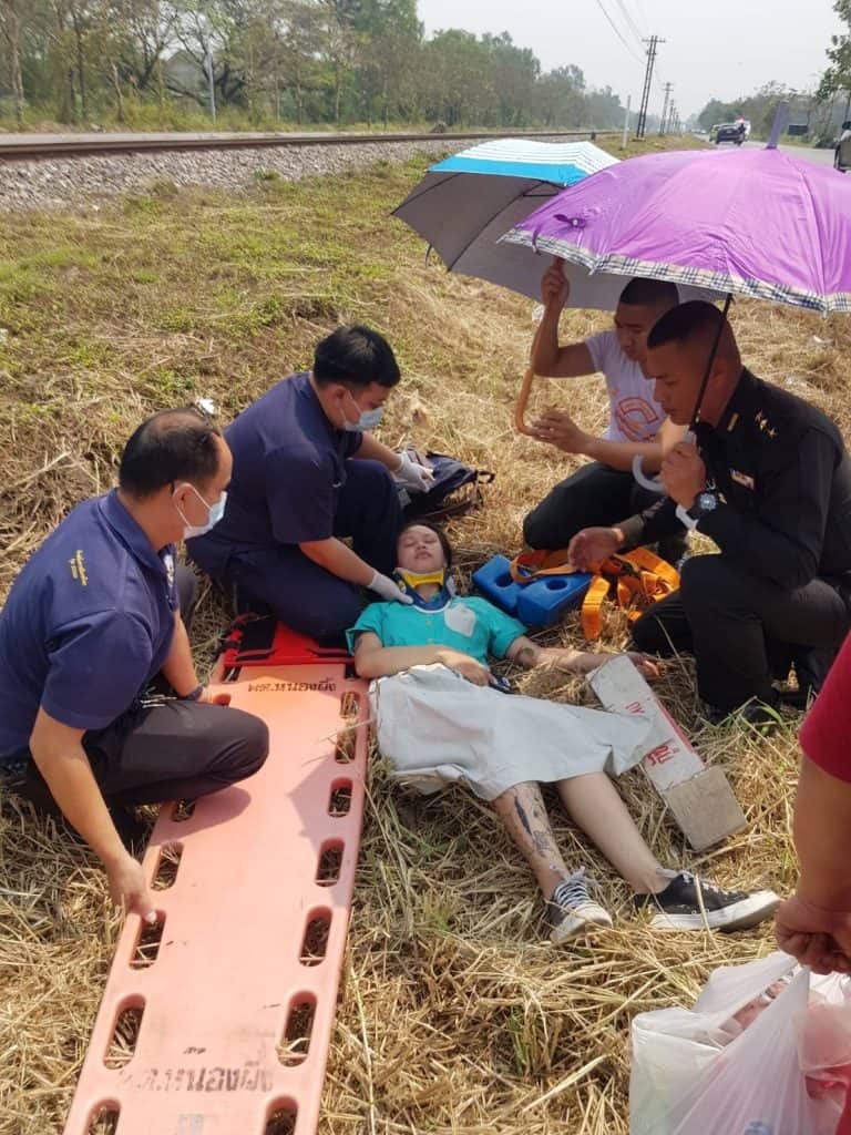 กำลังพลมทบ.33 ช่วยประชาชน จยย.ล้ม กำลังพลมทบ.33 ช่วยประชาชน จยย.ล้ม