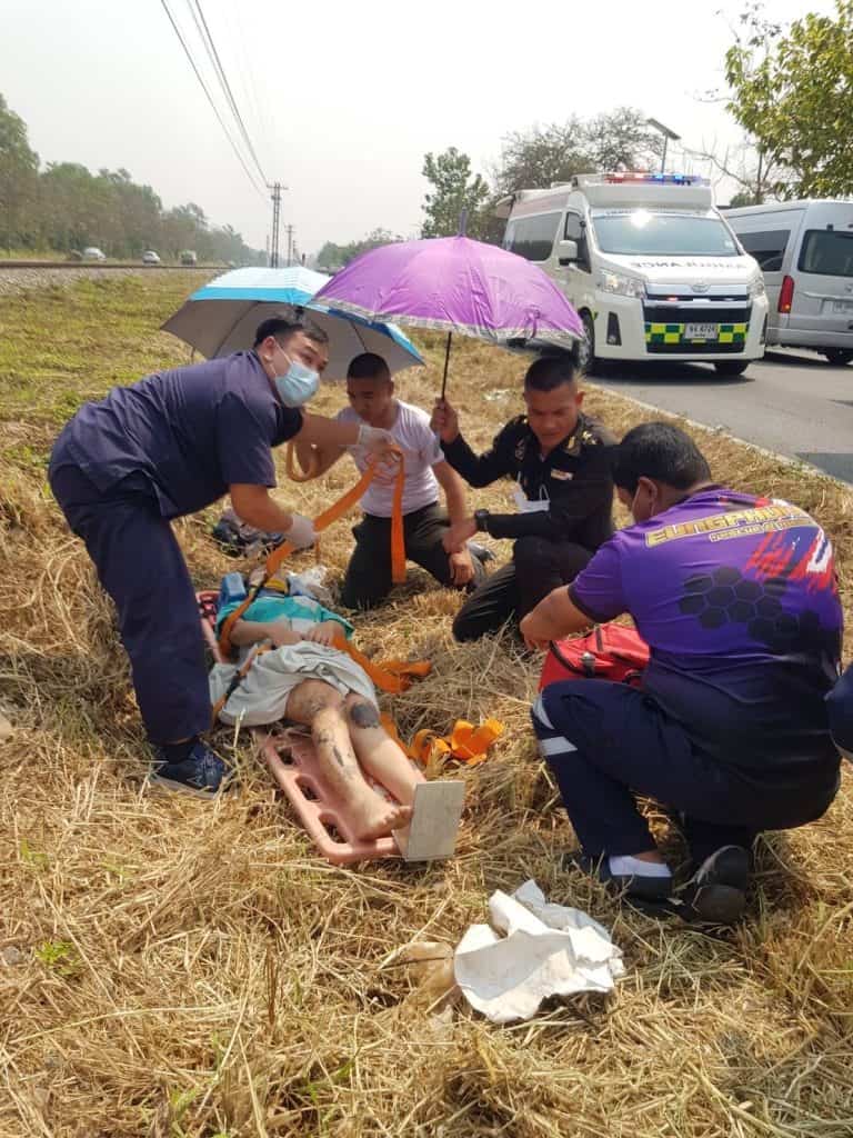 กำลังพลมทบ.33 ช่วยประชาชน จยย.ล้ม กำลังพลมทบ.33 ช่วยประชาชน จยย.ล้ม