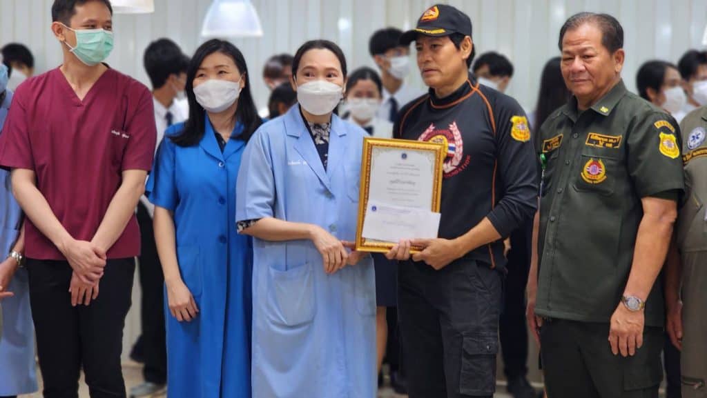 "ร่วมกตัญญู" อนุเคราะห์โลงศพบรรจุร่างอาจารย์ ฌาปนกิจในเบื้องต้น "ร่วมกตัญญู" อนุเคราะห์โลงศพบรรจุร่างอาจารย์ ฌาปนกิจในเบื้องต้น