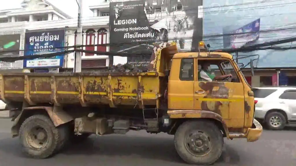 เทศบาลนครเชียงใหม่ ขุดลอกตะกอนในคูเมืองปรับคุณภาพน้ำ รับเทศกาลสงกรานต์