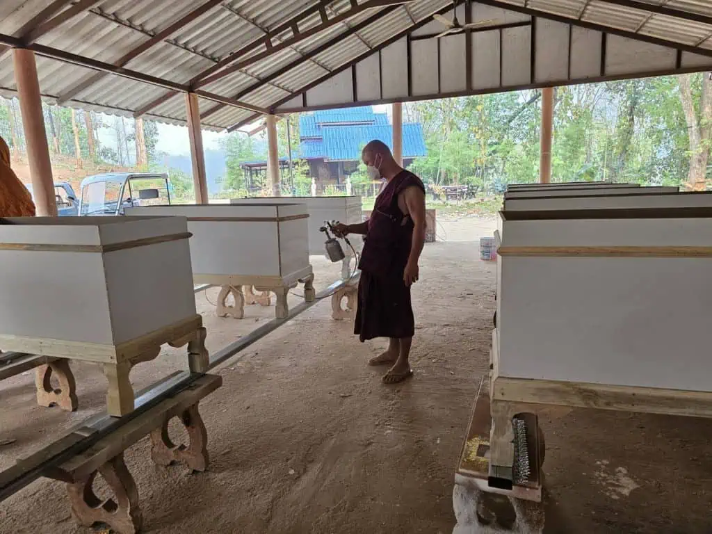 ดับไฟก่อนนะโยม ! "ครูบาโลงศพ" ช่วยดับไฟป่า ชาวบ้านช่วยสกัดไฟป่าเชียงดาว