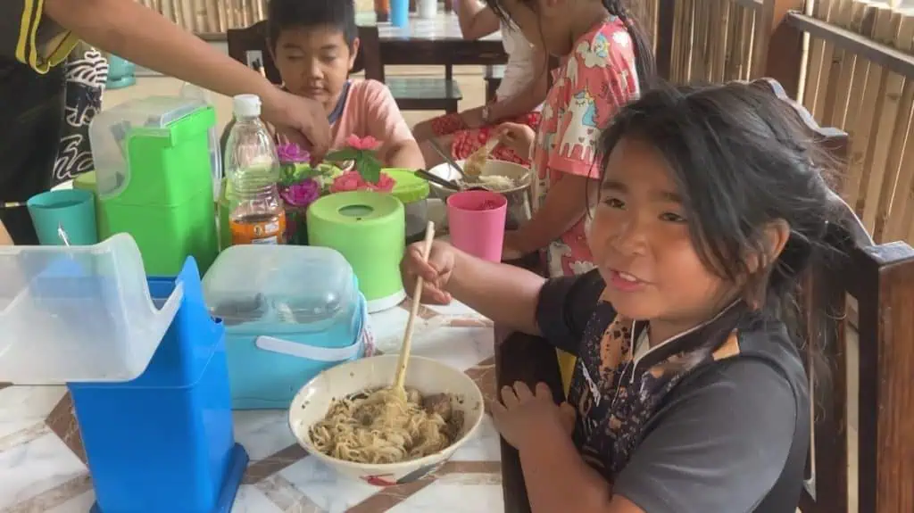 ร้านอาหารอิ่มบุญ เท่าไหร่ก็ขาย อิ่มใจคนให้ อิ่มท้องคนรับ