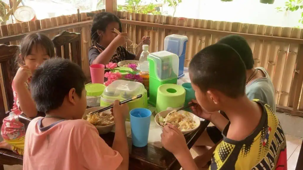 ร้านอาหารอิ่มบุญ เท่าไหร่ก็ขาย อิ่มใจคนให้ อิ่มท้องคนรับ