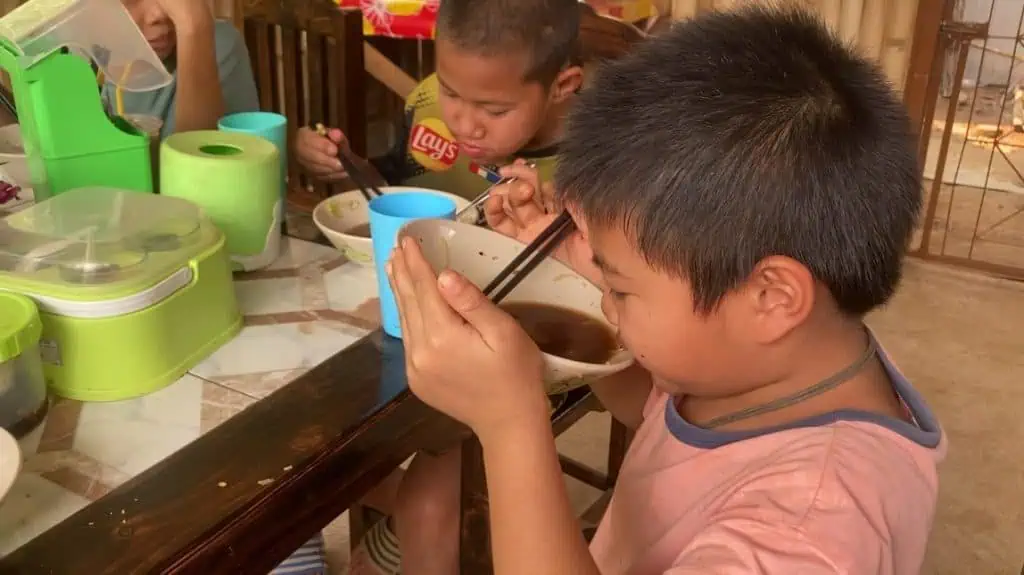 ร้านอาหารอิ่มบุญ เท่าไหร่ก็ขาย อิ่มใจคนให้ อิ่มท้องคนรับ