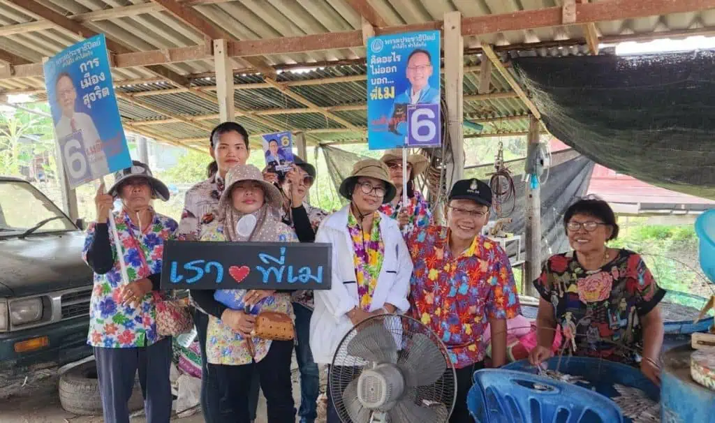 ‘เมฆินทร์’ ลุยไม่หยุดช่วงสงกรานต์ เดินหน้าใส่เสื้อลายดอกขอคะแนนชาวสุพรรณฯ