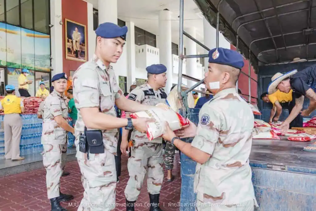 ม.แม่โจ้ ร่วมกับ วัดลัฏฐิวัน มอบสิ่งของแก่จิตอาสาดับไฟป่า