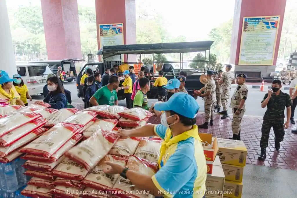 ม.แม่โจ้ ร่วมกับ วัดลัฏฐิวัน มอบสิ่งของแก่จิตอาสาดับไฟป่า