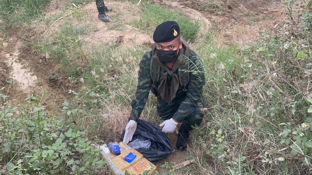 ผาเมือง ยึดยาบ้า 30,000 เม็ด ชายแดนแม่สาย ผาเมือง ยึดยาบ้า 30,000 เม็ด ชายแดนแม่สาย