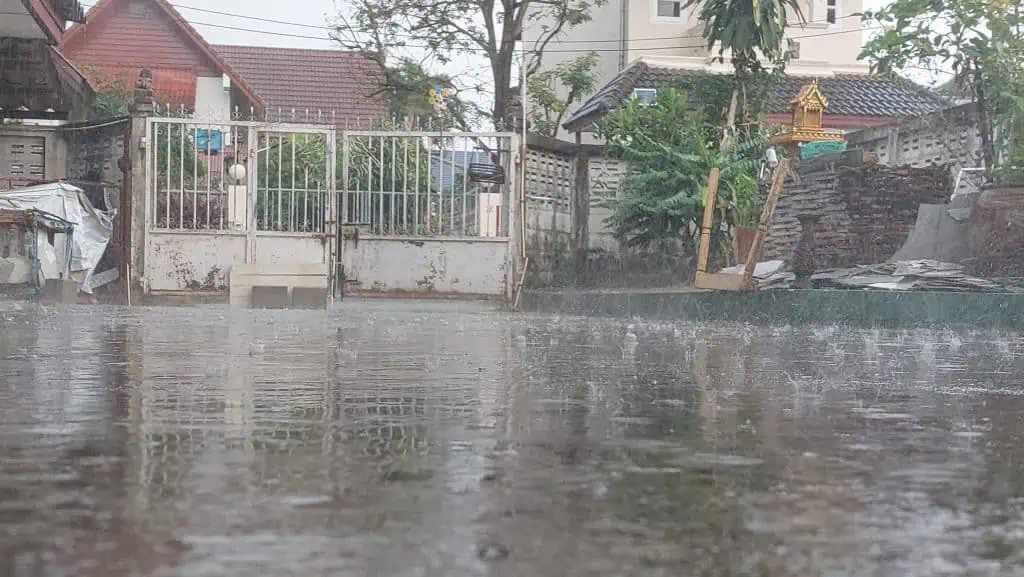 ชาวเชียงใหม่เห็นดอยสุเทพแล้ว พายุฝนสลายหมอกควัน