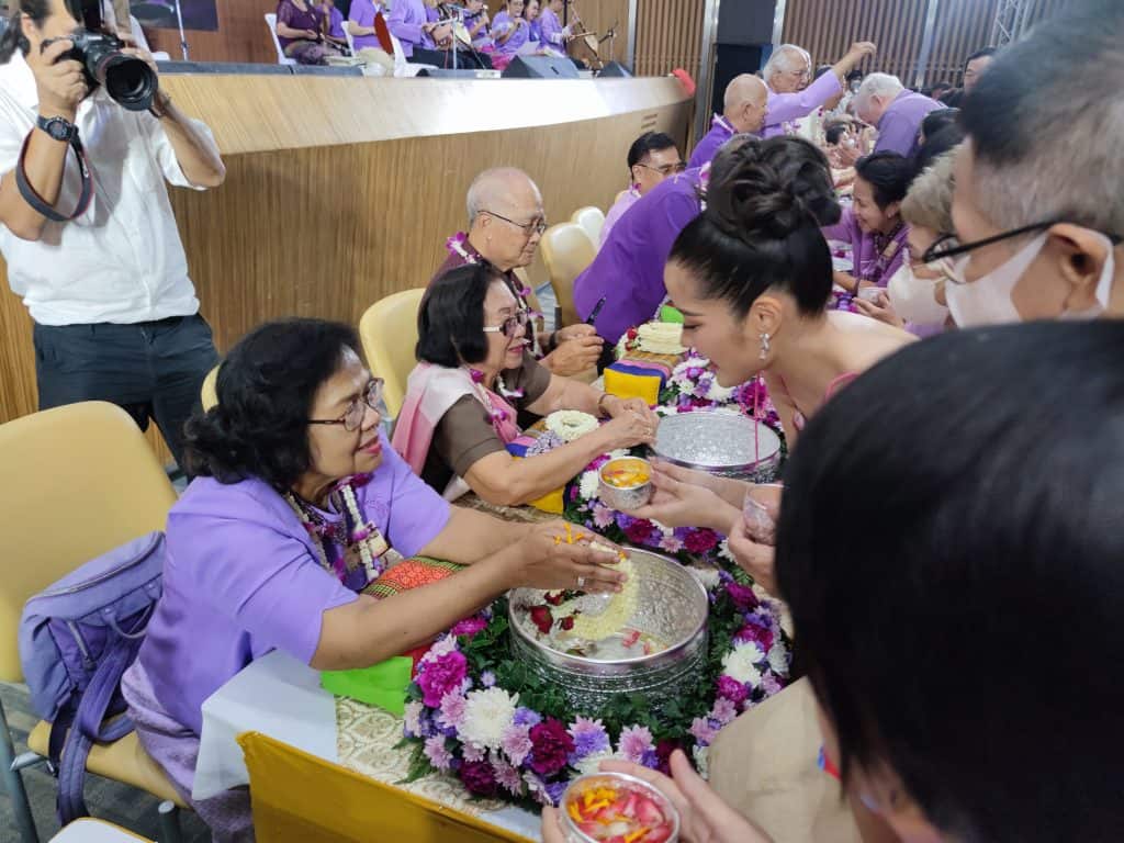 สมาคมนักศึกษาเก่ามช.กทม.จัดพิธีรดน้ำดำหัวคณาจารย์อาวุโส "ลูกช้างร่วมใจ๋ สูมาคารวะ" สมาคมนักศึกษาเก่ามช.กทม.จัดพิธีรดน้ำดำหัวคณาจารย์อาวุโส "ลูกช้างร่วมใจ๋ สูมาคารวะ"