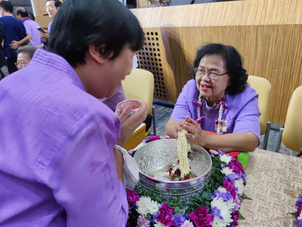 สมาคมนักศึกษาเก่ามช.กทม.จัดพิธีรดน้ำดำหัวคณาจารย์อาวุโส "ลูกช้างร่วมใจ๋ สูมาคารวะ" สมาคมนักศึกษาเก่ามช.กทม.จัดพิธีรดน้ำดำหัวคณาจารย์อาวุโส "ลูกช้างร่วมใจ๋ สูมาคารวะ"