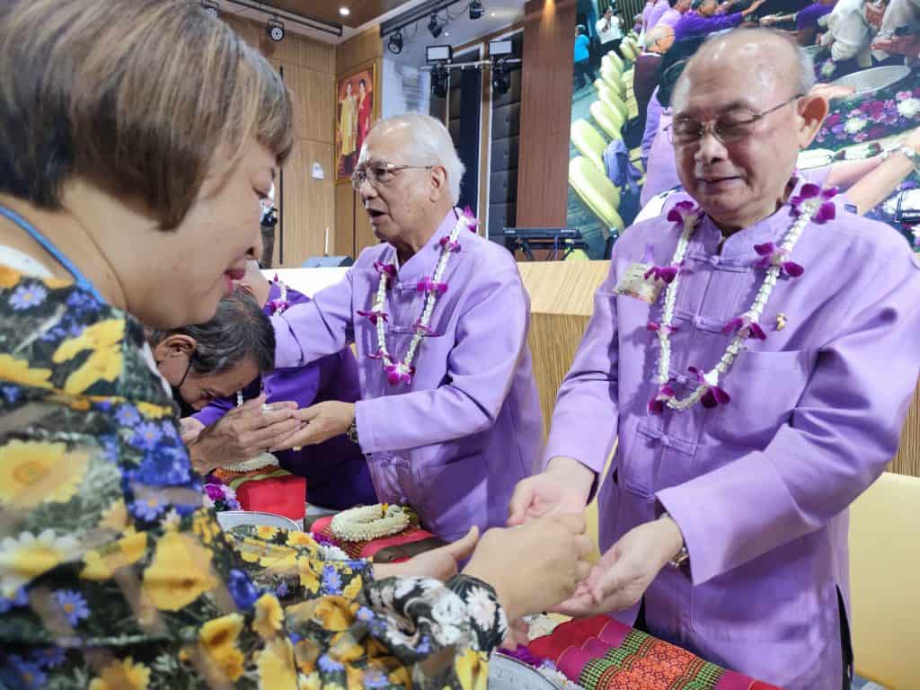 สมาคมนักศึกษาเก่ามช.กทม.จัดพิธีรดน้ำดำหัวคณาจารย์อาวุโส "ลูกช้างร่วมใจ๋ สูมาคารวะ" สมาคมนักศึกษาเก่ามช.กทม.จัดพิธีรดน้ำดำหัวคณาจารย์อาวุโส "ลูกช้างร่วมใจ๋ สูมาคารวะ"