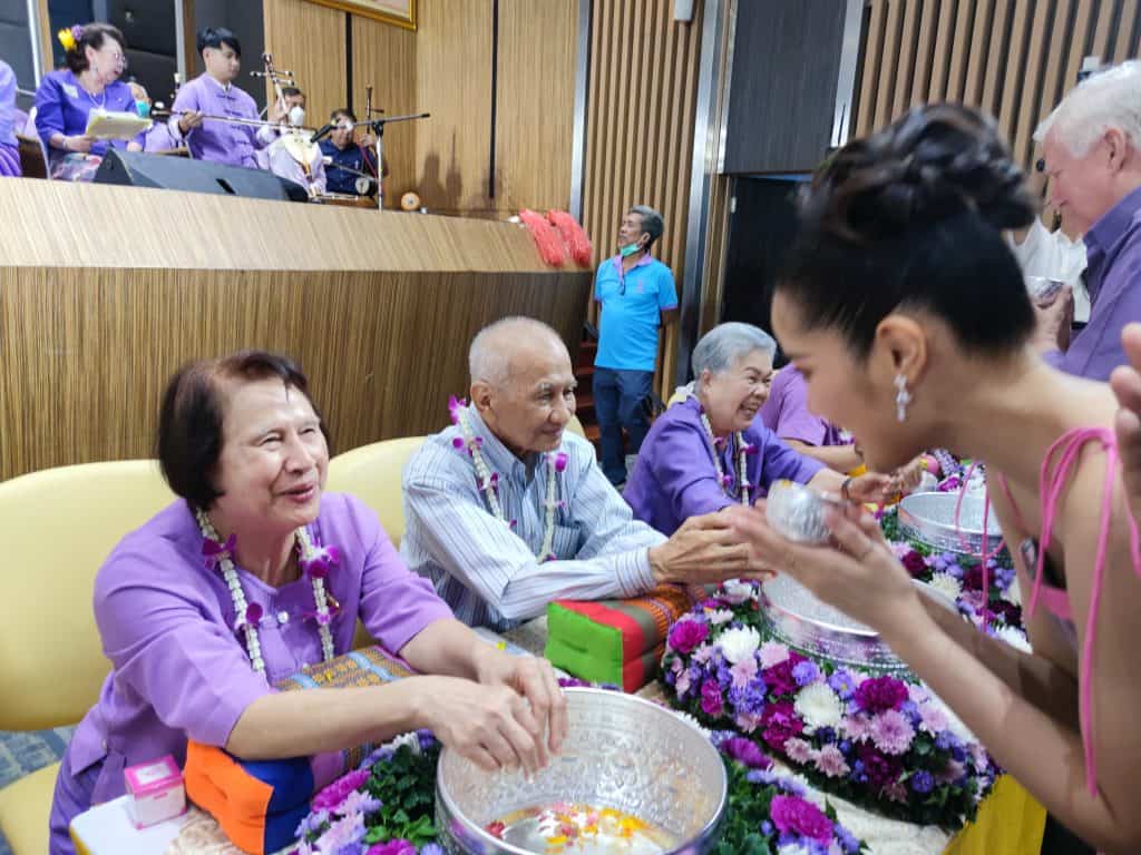 สมาคมนักศึกษาเก่ามช.กทม.จัดพิธีรดน้ำดำหัวคณาจารย์อาวุโส "ลูกช้างร่วมใจ๋ สูมาคารวะ" สมาคมนักศึกษาเก่ามช.กทม.จัดพิธีรดน้ำดำหัวคณาจารย์อาวุโส "ลูกช้างร่วมใจ๋ สูมาคารวะ"