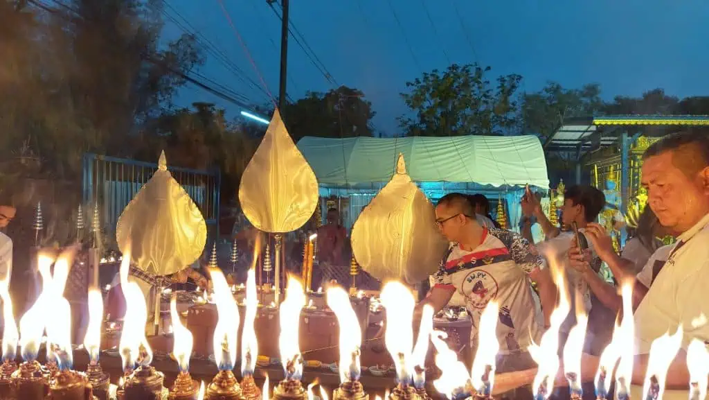 นักท่องเที่ยวจีน แห่บูชาองค์สี่หูห้าตา ฤกษ์ดีวันสวรรค์เปิด