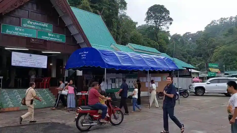 ชาวเชียงใหม่หนีฝนรีบเข้าคูหา วัยรุ่นตื่นตัวใช้สิทธิคึกคัก