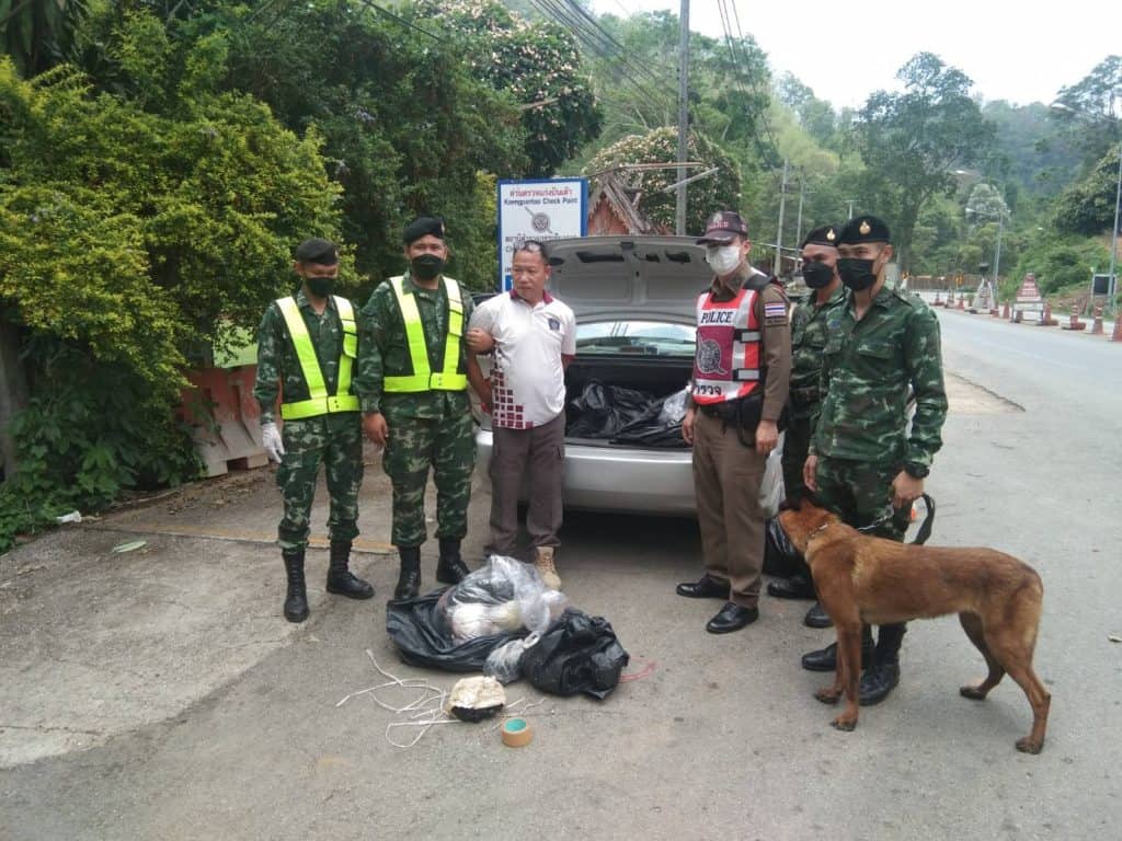 จับคาด่าน ดาบตำรวจขนฝิ่น 80 โล อ้างรับจ้างส่งก้อนละ 1500 บาท จับคาด่าน ดาบตำรวจขนฝิ่น 80 โล อ้างรับจ้างส่งก้อนละ 1500 บาท