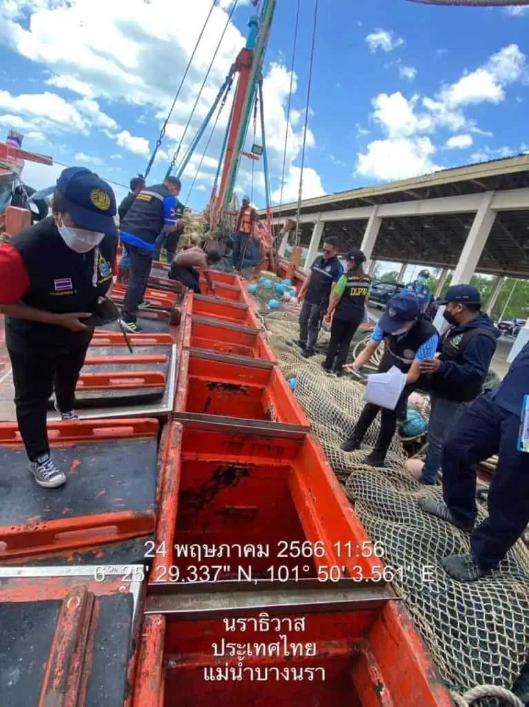 "บิ๊กกาจ" สั่งยึดเรือประมงพร้อมลูกเรือ 12 คน ทำประมงเขตหวงห้าม