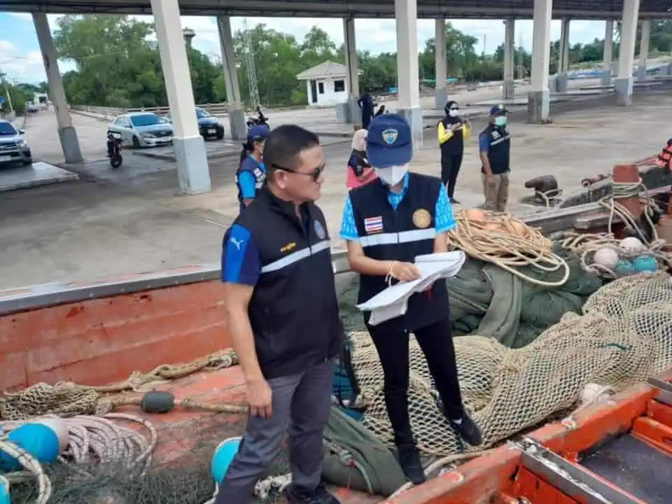 "บิ๊กกาจ" สั่งยึดเรือประมงพร้อมลูกเรือ 12 คน ทำประมงเขตหวงห้าม